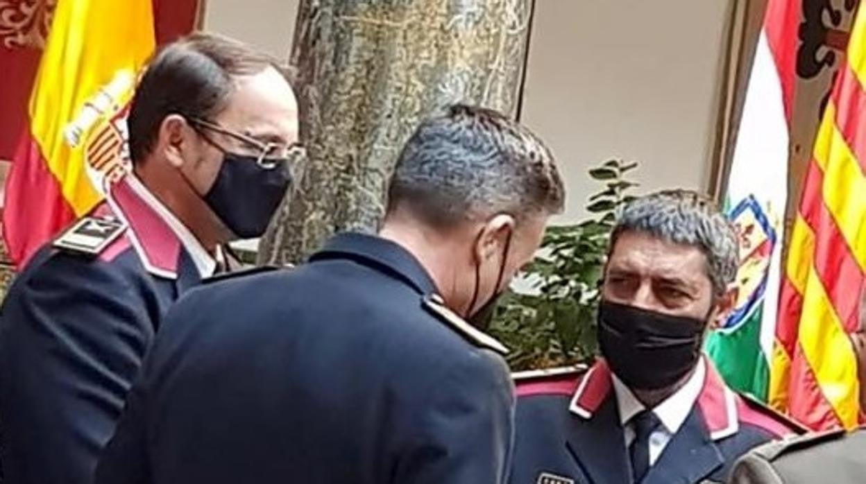 El jefe de los Mossos, Josep Maria Estela (i), junto a su precedesor, Josep Lluís Trapero (d) /