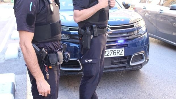 Un joven se hace pasar por policía para robar a un grupo de menores en Valencia