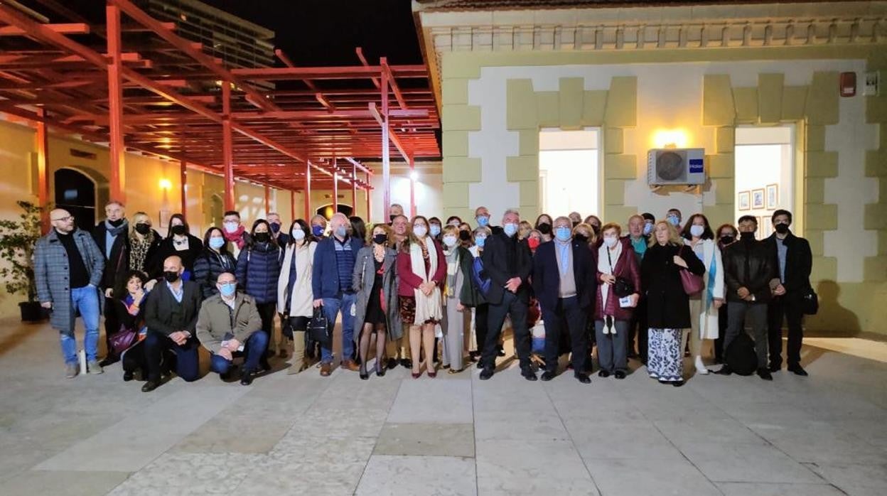 Imagen de familia del I Encuentro de Autores Literarios de Alicante