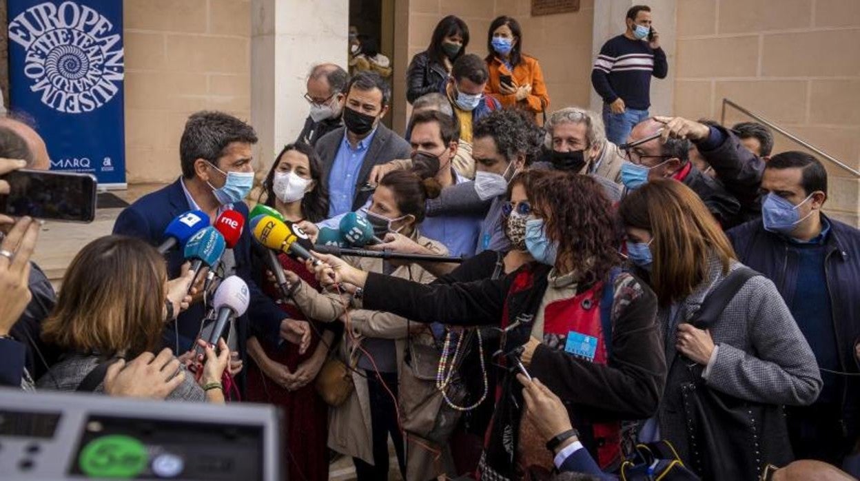 Carlos Mazón atiende a los medios de comunicación a las puertas del MARQ