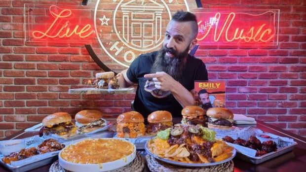 De inspector de la Policía Nacional a ganarse la vida comiendo hamburguesas