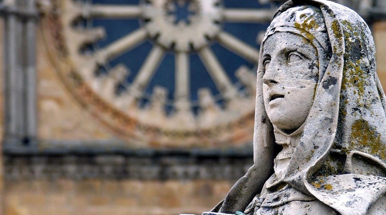 Detalle de la escultura de Santa Teresa frente a la iglesia de San Pedro, en Ávila