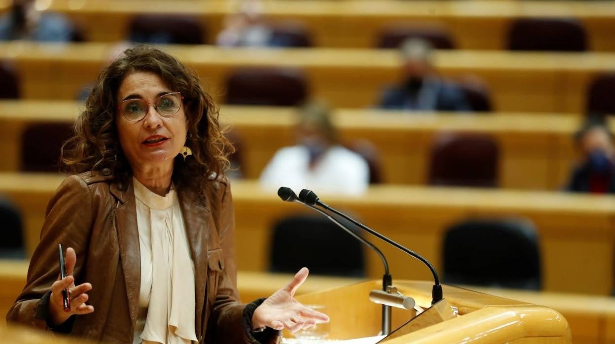 La ministra de Hacienda, María Jesús Montero, interviene durante el pleno del Senado