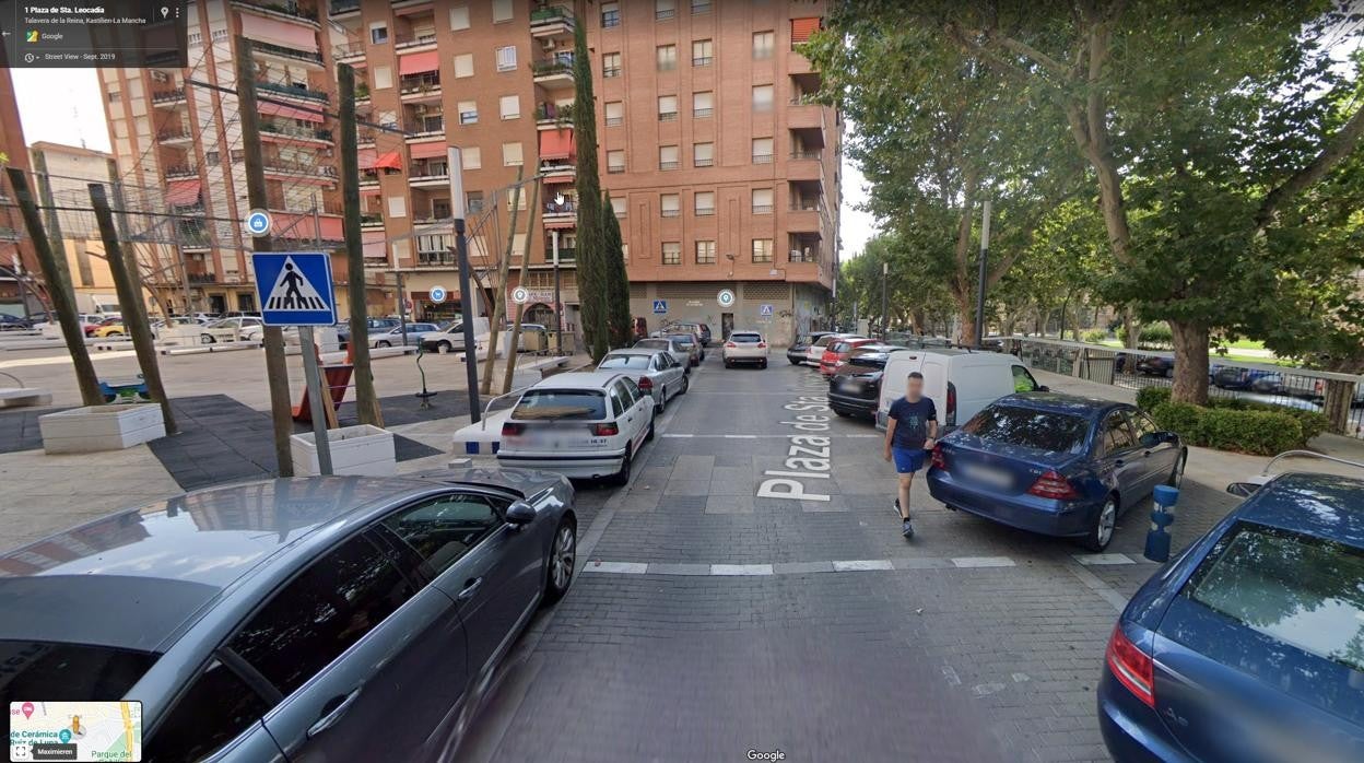 Coches aparacados en los «supuestos» pasos de peatones en la plaza de Santa Leocadia en Talavera