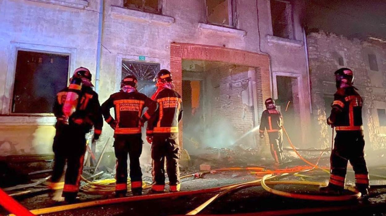 Bomberos de León trabajan para sofocar las llamas de madrugada en Las Bodas de Boñar