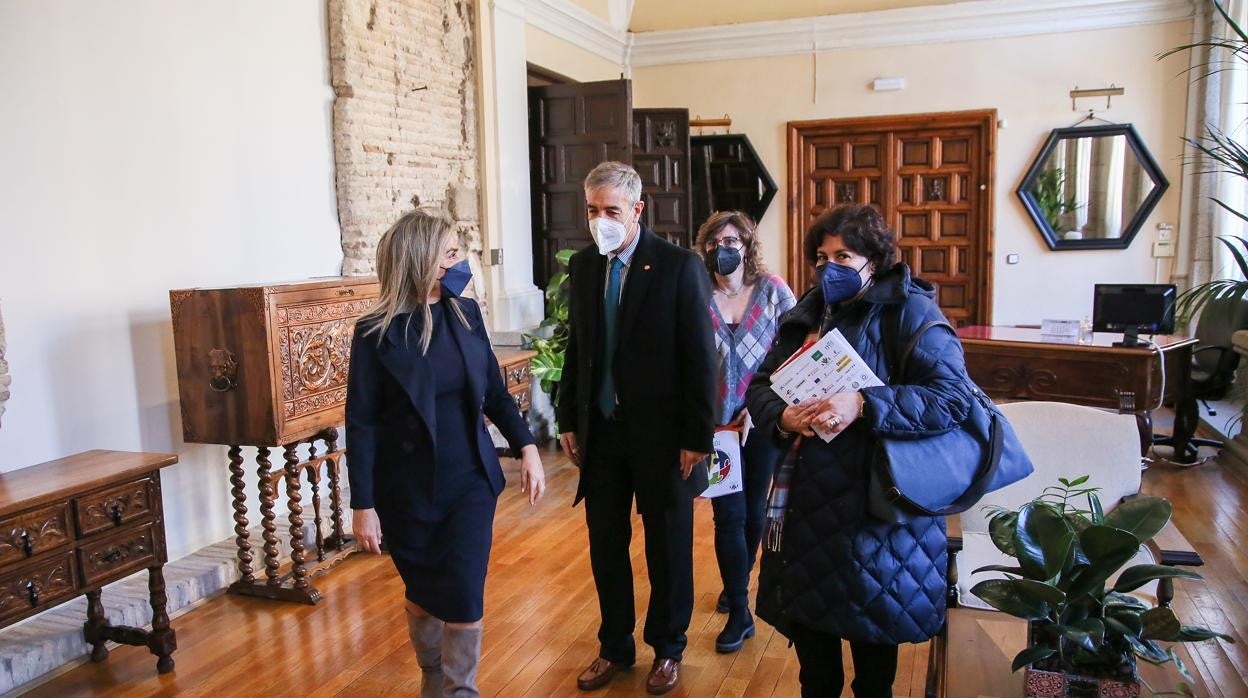 La alcaldesa, con Mónica Moreno Alonso y José Luis Gonzálezs Montañés