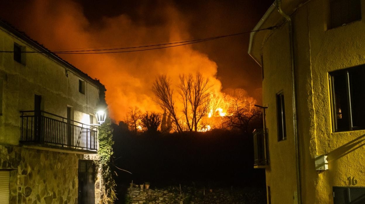 Un incendio forestal mantiene en vilo de madrugada a los vecinos de Monsagro (Salamanca)