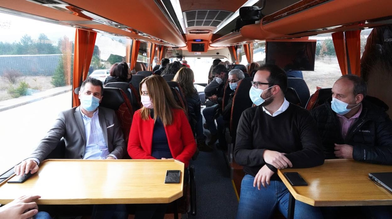 Tudanca, junto a Virginia Barcones, en el autocar de la caravana electoral