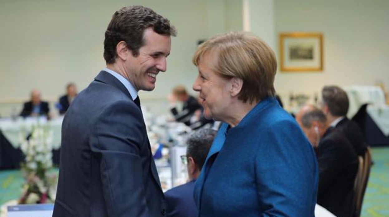 Casado, con Angela Merkel , en Bruselas