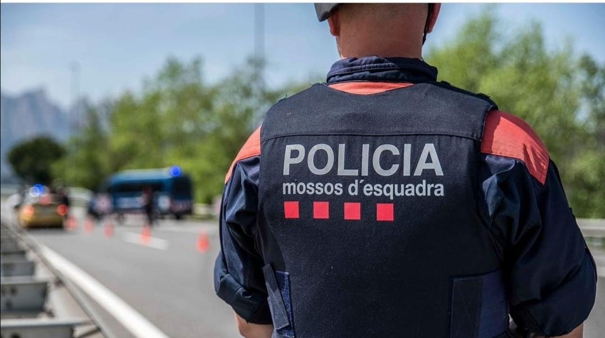 Un agente durante un dispositivo de la policía catalana