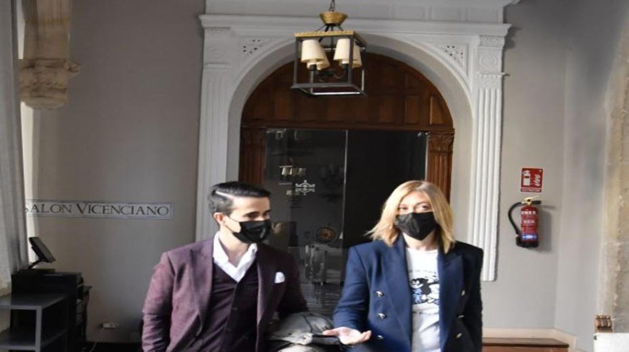 Carmen Picazo y Javier Redondo durante la reunión en el Parador de Cuenca