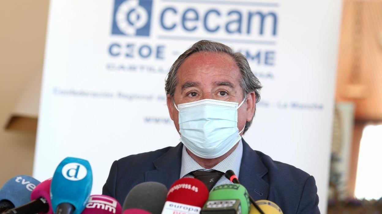El presidente de la Confederación Regional de Empresarios de Castilla-La Mancha (Cecam), Ángel Nicolás, durante su encuetnro con los medios de comunicación