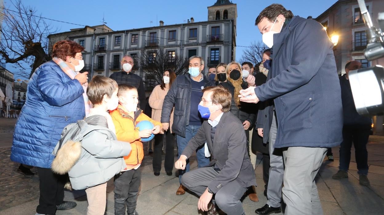 El candidato del PP, Alfonso Fernández Mañueco, celebra un acto público en Segovia junto al alcalde de Madrid, José Luis Martínez Almeida