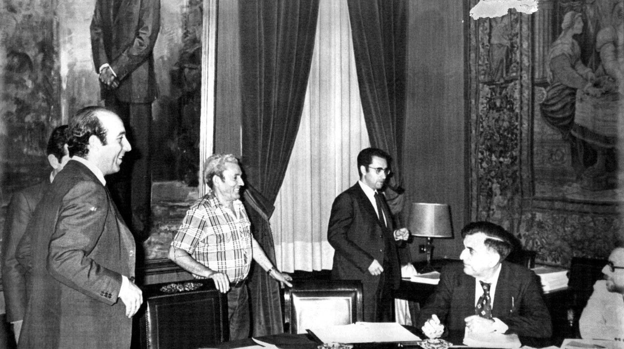 Marcelino Camacho (PCE y CCOO), con camisa de cuadros, en una reunión en las Cortes en 1977 para consensuar la Ley de Amnistía de la Transición