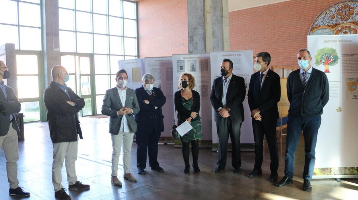 La exposición costa de 16 paneles divulgativos, instalados en el vestíbulo de la facultad