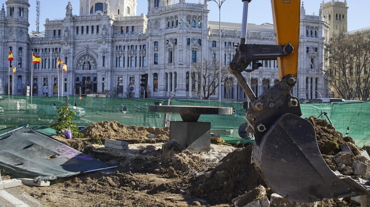La excavadora retira las baldosas en torno al pebetero