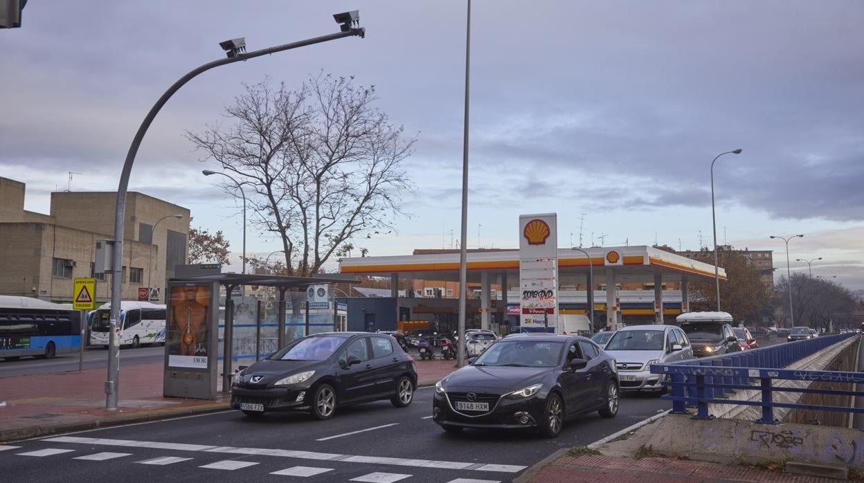 Varios coches acceden a la zona restringida de Plaza Elíptica