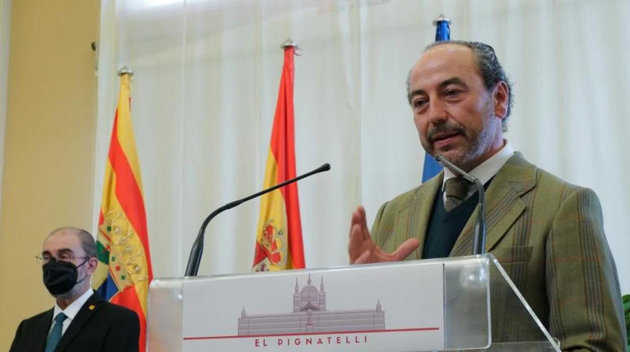 Félix Llorente, de la empresa Cipsa, junto al presidente de Aragón, tras la firma del acuerdo para ampliar la Plataforma Logística de Zaragoza