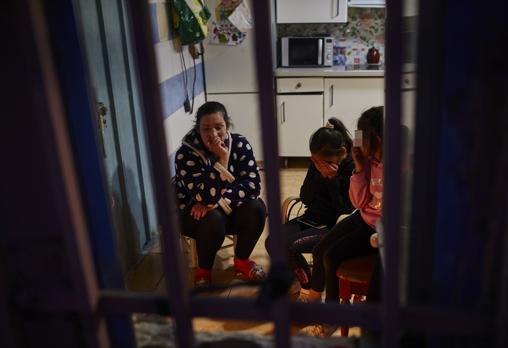 Cuando cae la noche, las familias se guarecen del frío en las precarias viviendas