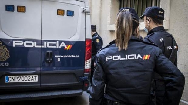 La Policía busca en Alicante a un hombre por acuchillar y cortar el pelo en plena calle a su exnovia de 17 años