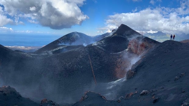 Un paseo por el borde del cráter del volcán sin nombre de La Palma