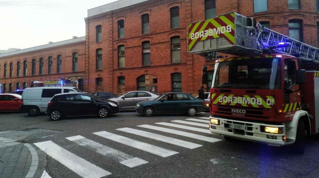 Los Bomberos de Palencia cortan el anillo de un paciente debido a la falta de riego en el dedo