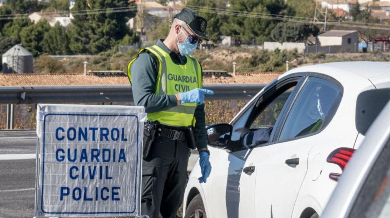 Control de la Guardia Civil durante el cierre perimetral de la Comunidad Valenciana