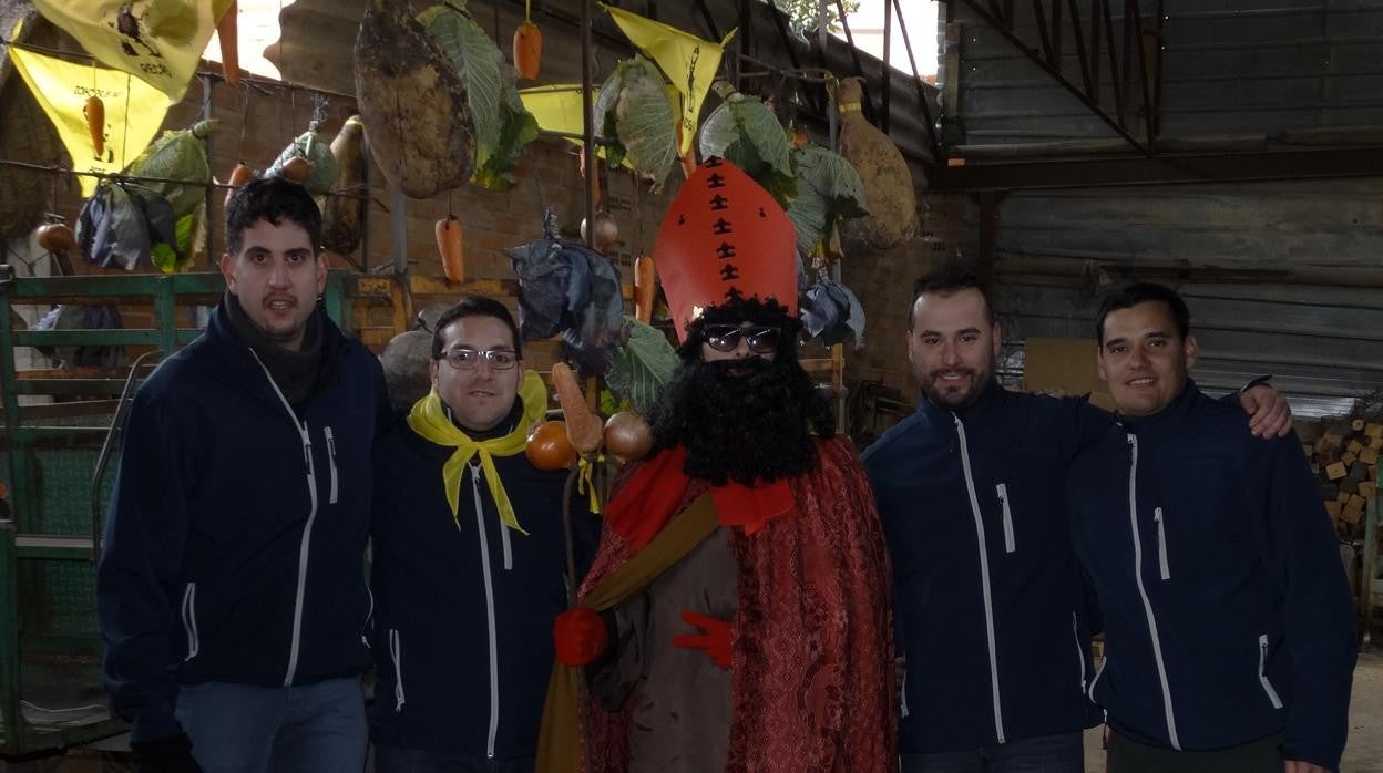 Una persona del pueblo se viste de santo con un traje utilizado desde hace décadas para la fiesta