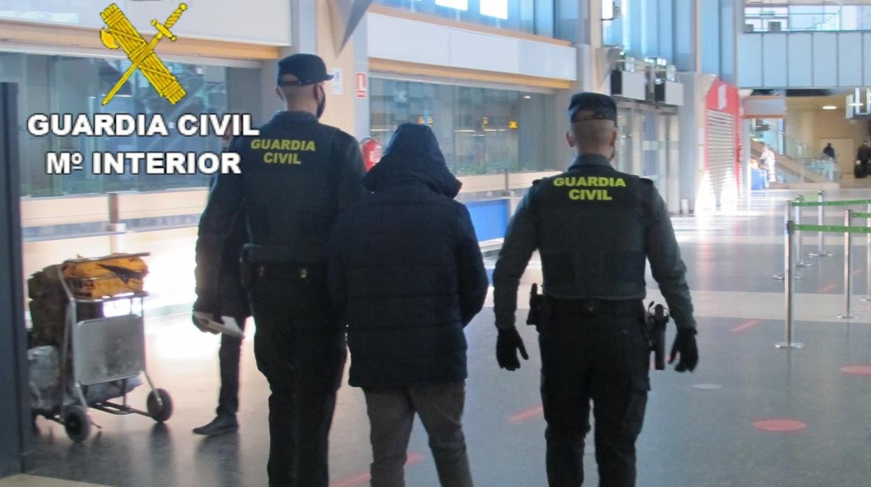 Imagen del hombre detenido en el aeropuerto de Valencia por portar cinco kilos de cocaína