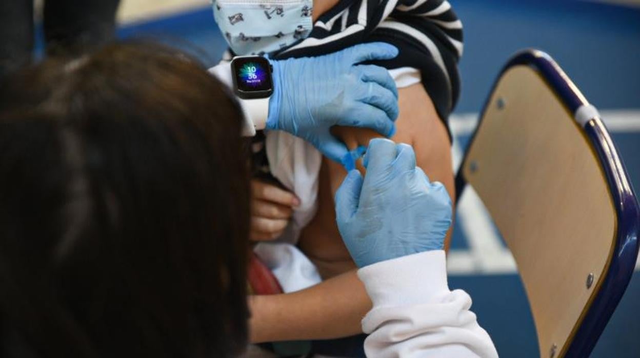 Vacunación contra el coronavirus de un alumno en un centro educativo de Valencia