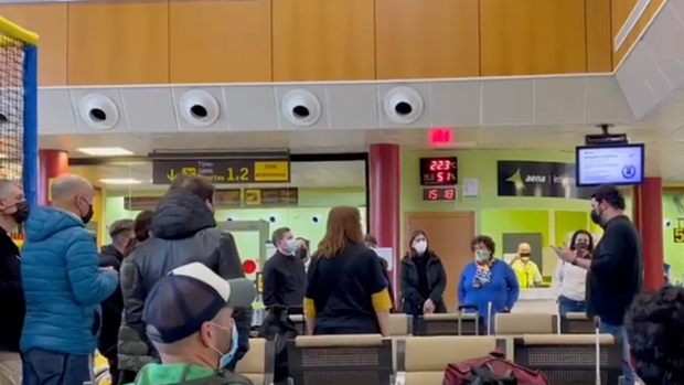 «Pelos de punta», un concierto improvisado emociona en el aeropuerto de El Hierro