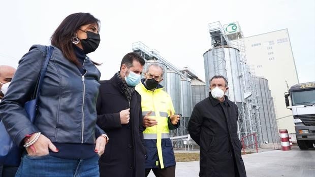 Tudanca cuestiona la presencia de Ayuso en campaña: «¿Se presenta ella?»