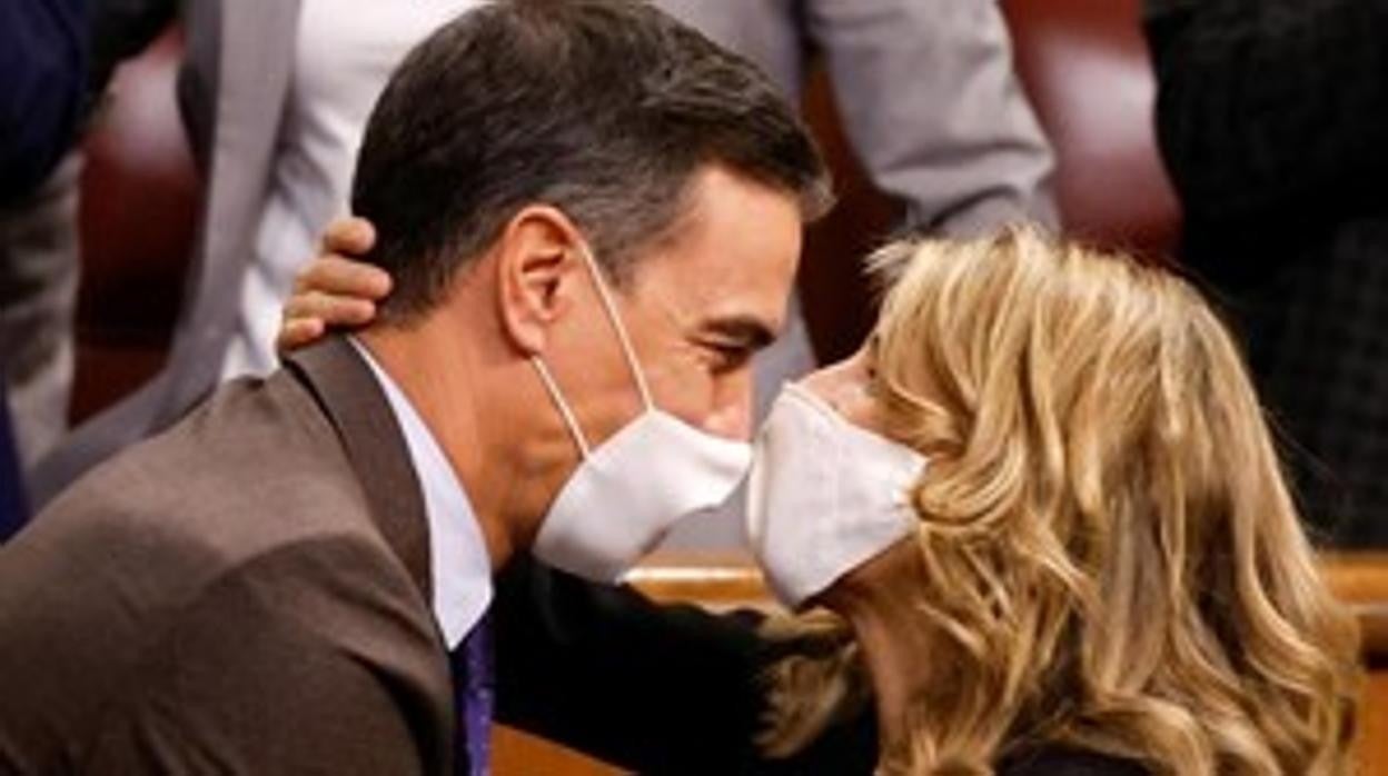 Yolanda Díaz y Pedro Sánchez a su llegada al Congreso de los Diputados