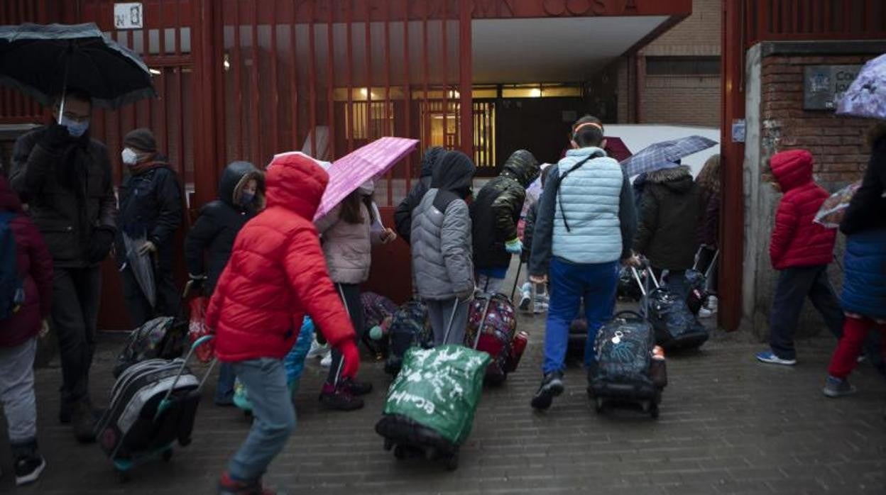 Niños entrando en el colegio