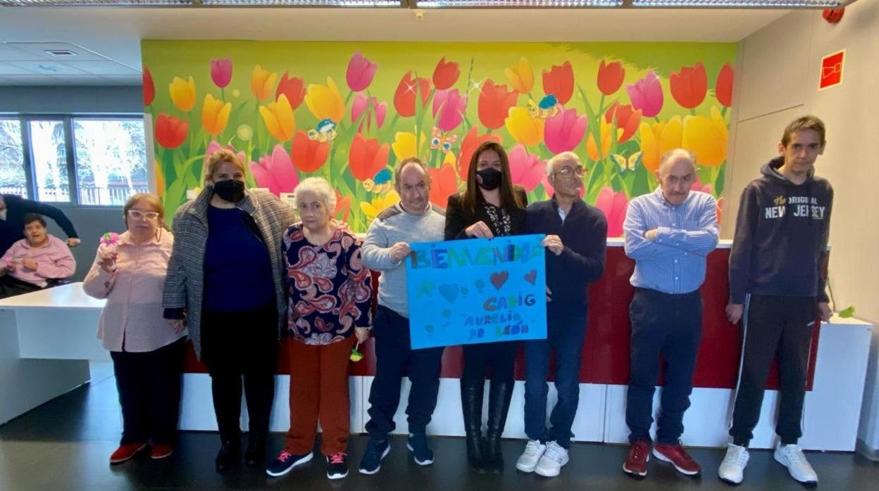 Bárbara García Torijano y Tita García Élez con un grupo de residentes del Cadig ‘Aurelio de León’, de Talavera