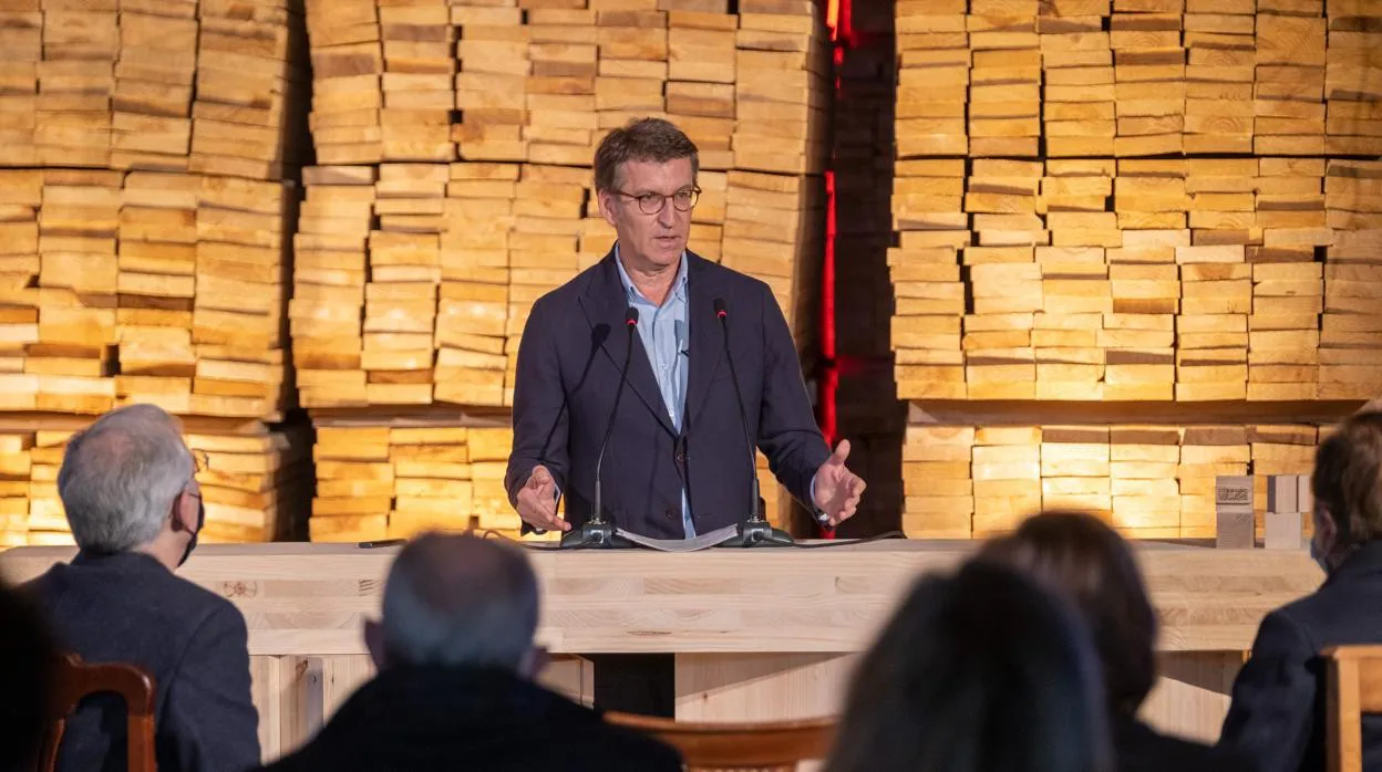 El presidente de la Xunta, Alberto Núñez Feijóo, explicando desde Coirós la nueva Agenda para la madera