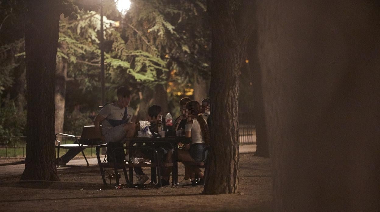 Un grupo de jóvenes hace botellón en un parque de Madrid