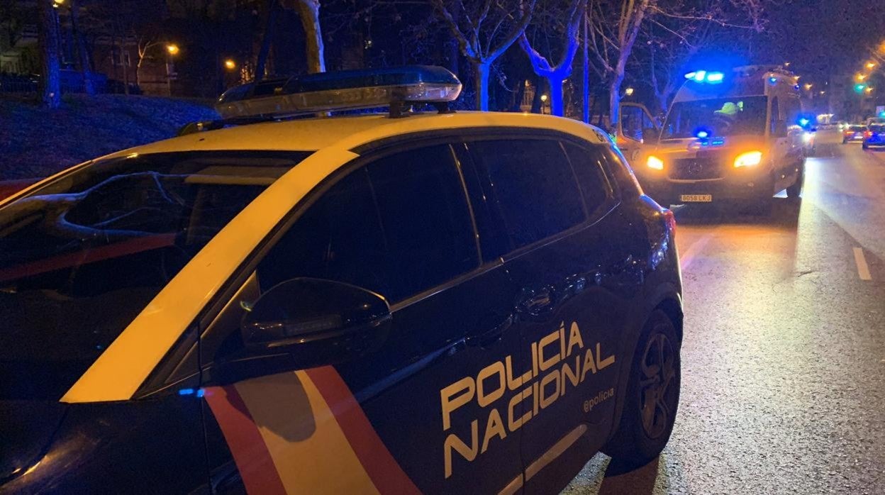 La Policía Nacional y los servicios del Samur. en el lugar del apuñalamiento