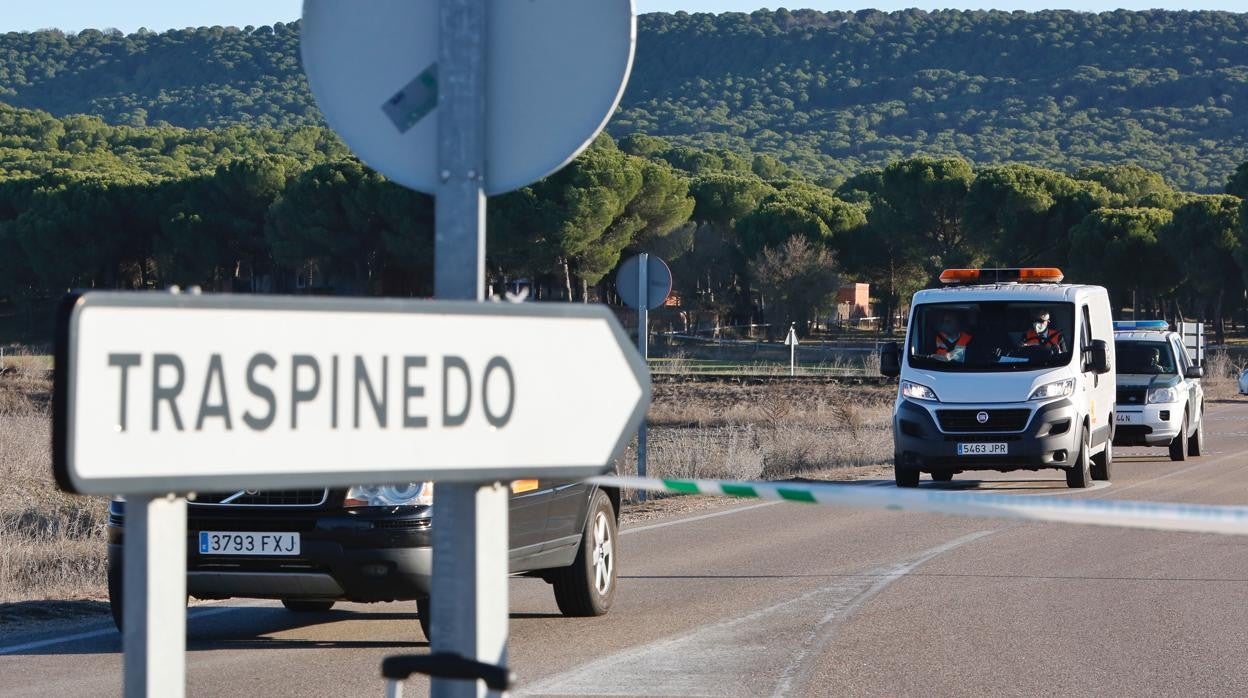 Automóviles de la Guardia Civil y de la autoridad judicial abandonar el lugar tras el levantamiento del cadáver de Esther Blanco