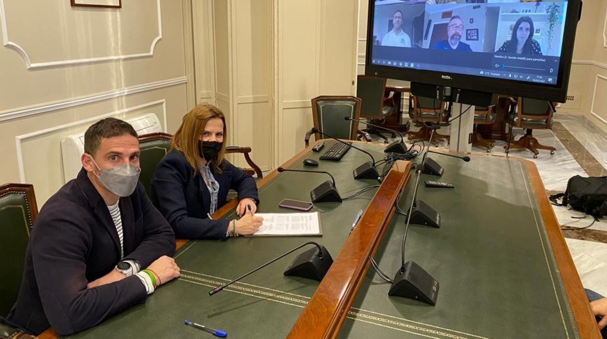 Imagen de la concejal de Deportes del Ayuntamiento de Valencia, Pilar Bernabé, firmado el acuerdo por los Gay Games 2026