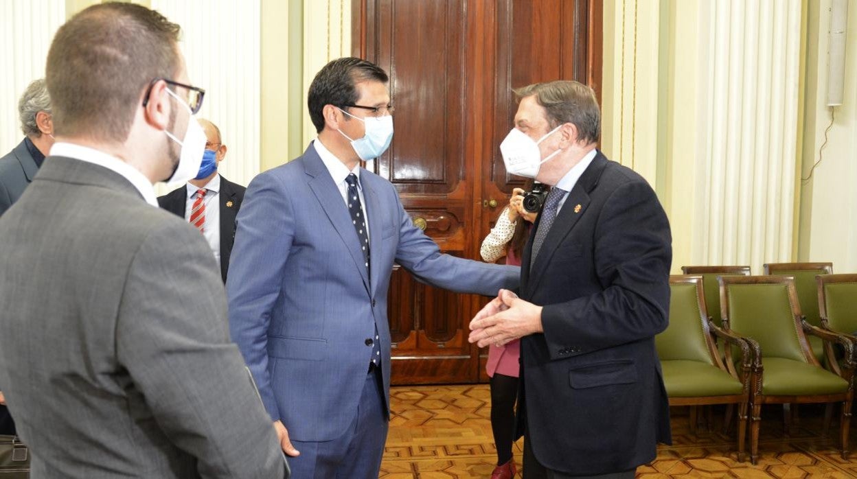 El ministro Luis Planas con José Manuel Caballero, presidente de la Diputación de Ciudad Real