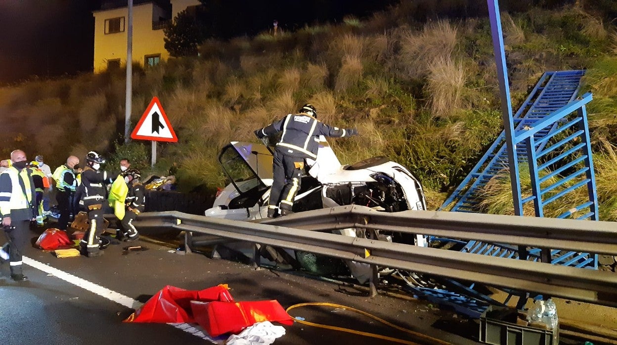 El vehículo cayó de un puente en la autopista del norte TF-5