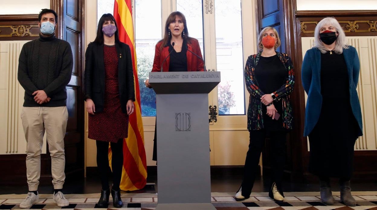 La presidenta del Parlament, Laura Borràs, junto a los miembros independentistas de la Mesa de la Cámara Catalana