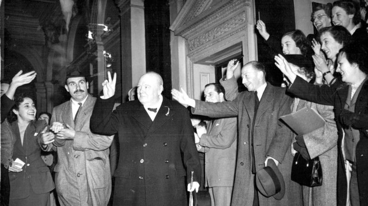 Winston Churchill a la salida de Abbey House, en unan imagen de archivo