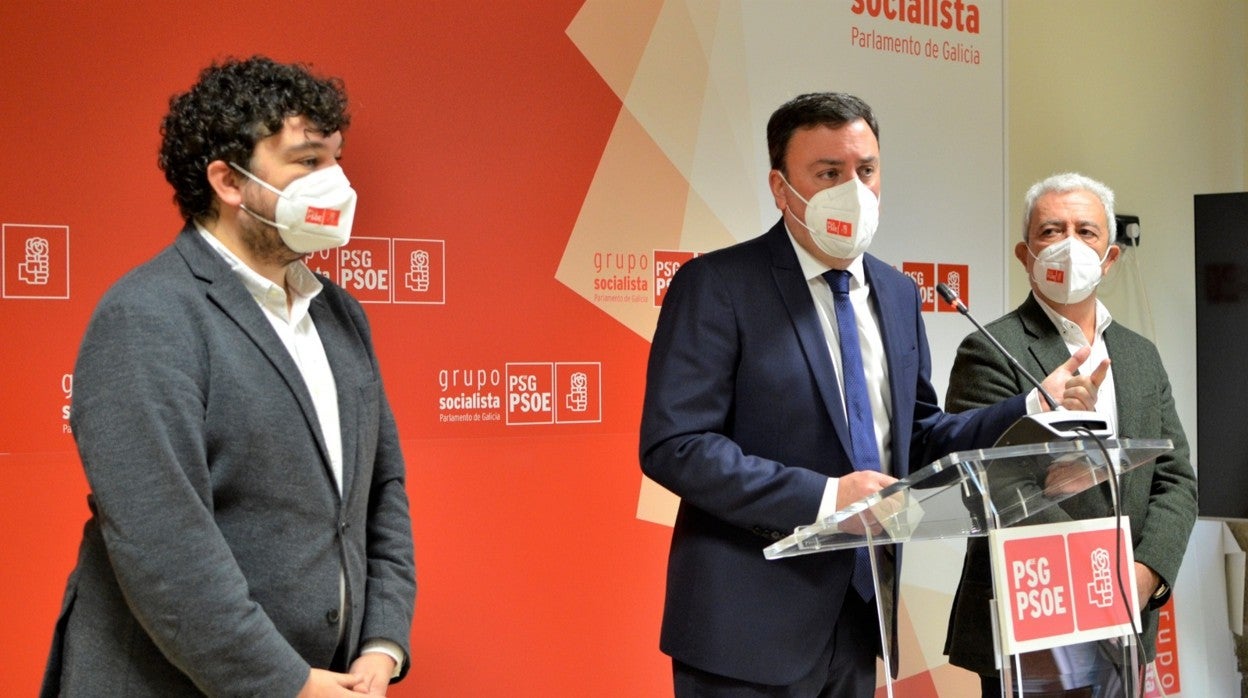 Julio Torrado, Valentín G. Formoso y Luis Álvarez, este lunes en el Parlamento gallego