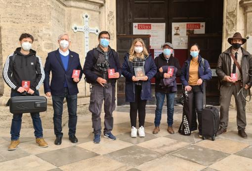 Imagen de la comitiva de la productora de la BBC que grabó en la Catedral de Valencia