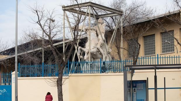 La estatua del caballo alado que no cabía por los túneles y terminó en un almacén