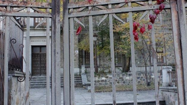 IU critica que se ceda a una empresa privada el jardín del Miradero mientras la Biblioteca lleva años abandonada