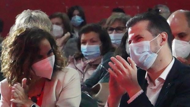 Montero avisa de que Mañueco pactará con el «diablo» para seguir en el poder