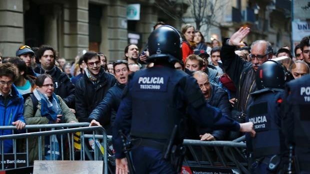 Juzgan a un mosso por golpear con la porra en la cabeza a un manifestante